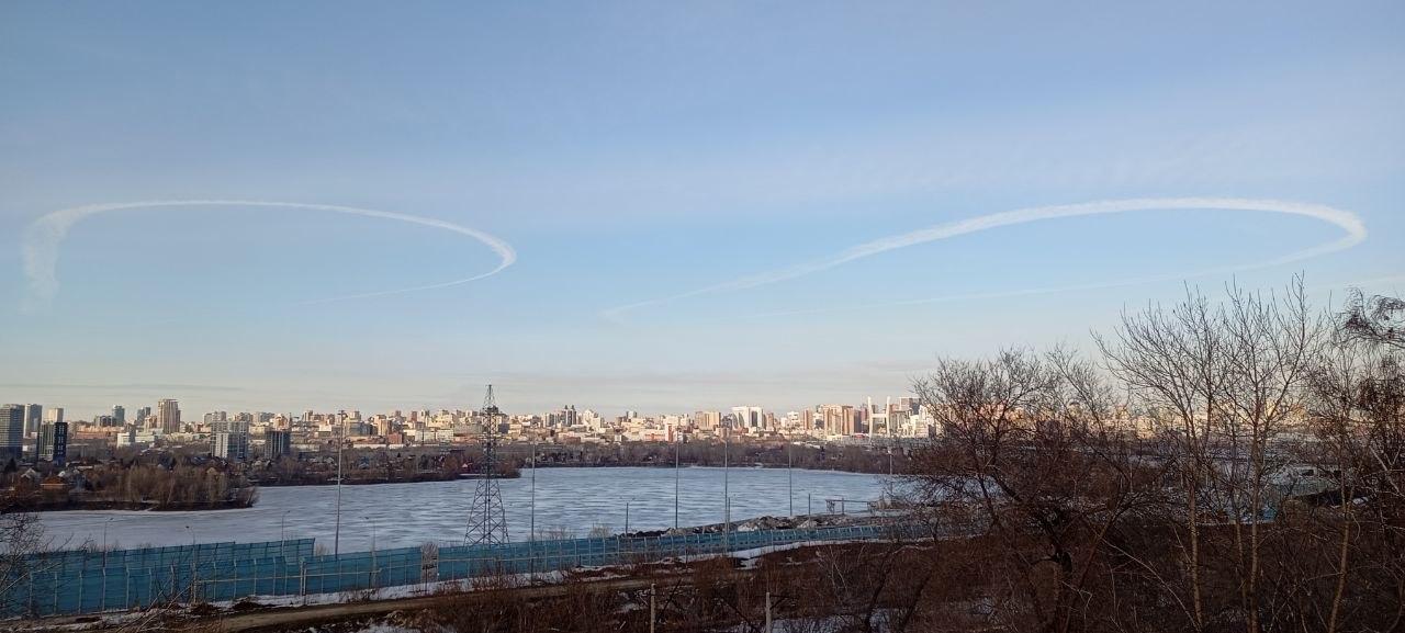 Фото В Новосибирске заметили необычное явление в виде кругов в небе 3